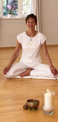 Dagmar Weller, Yoga mit Gauri im Sangat, Yoga Karlsruhe